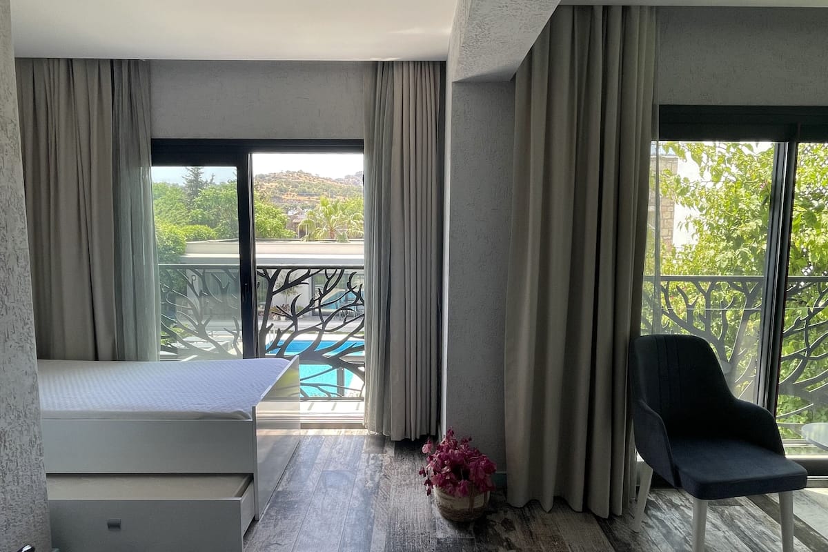 farilya room | 1 bedroom, premium bedding, minibar, free wifi