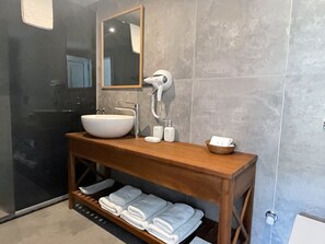 Pedesa Room | Bathroom | Shower, hair dryer, towels, soap - Villa Oliva Butik Hotel (Bodrum)