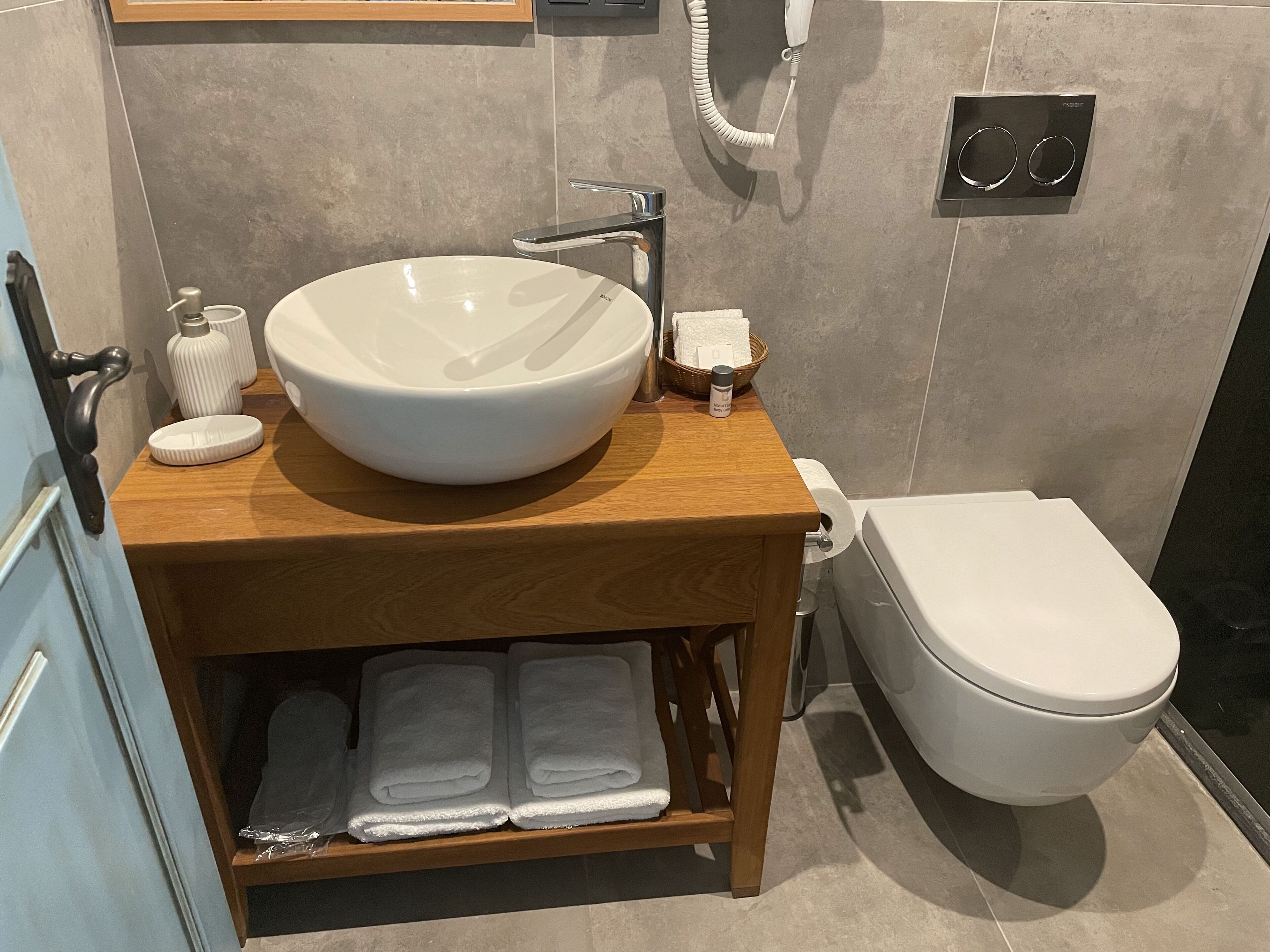 aspat room | bathroom | shower, hair dryer, towels, soap