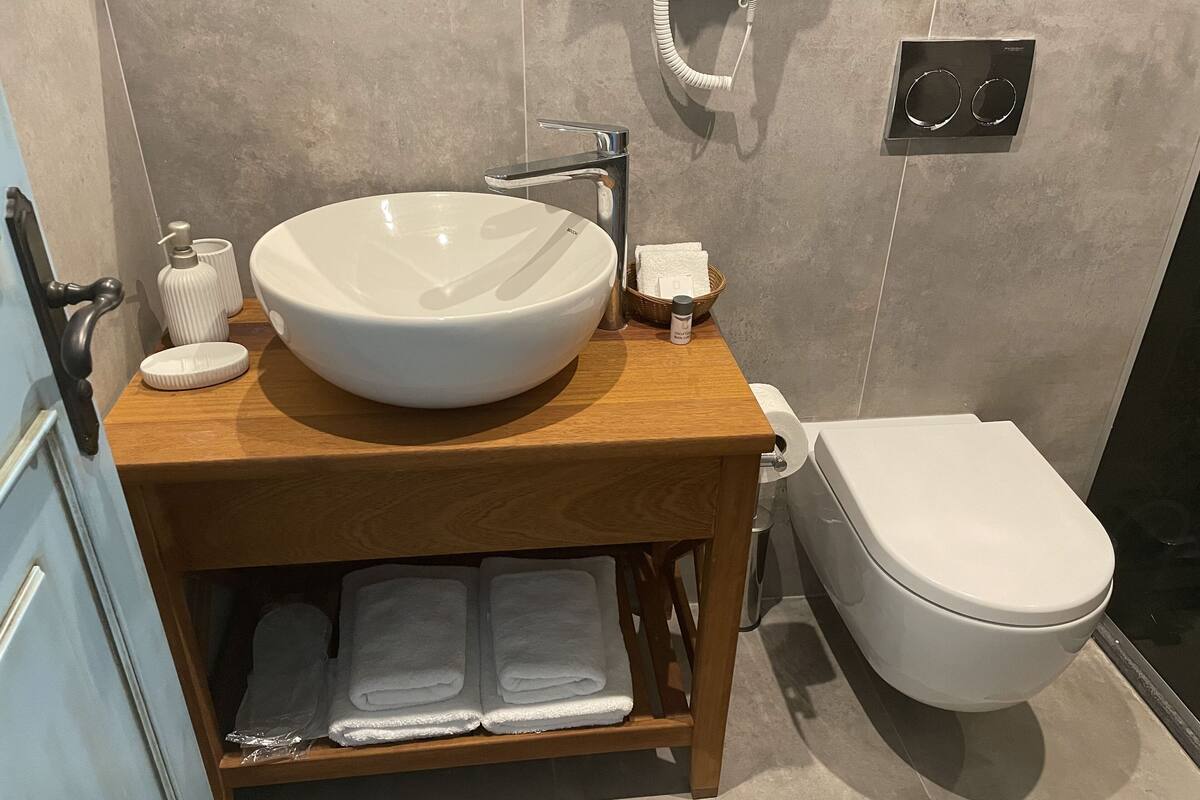 aspat room | bathroom | shower, hair dryer, towels, soap