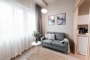 Business-Einzelzimmer (with Loft) | Wohnbereich | Flachbildfernseher