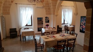 A dining area with two tables set for meals, surrounded by chairs. - Tenuta Cavalieri (Leverano)