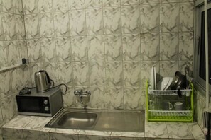 Apartment | Private kitchenette | Full-sized fridge, microwave, oven, stovetop