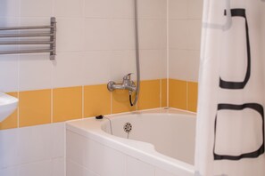 Bathtub, deep-soaking bathtub, towels - Villas Faro (Umag)