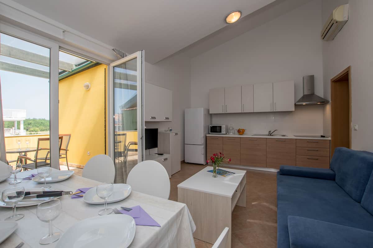 Apartamento standard, 2 quartos, sacada | Área de estar | TV de tela plana 31 polegadas com canais via satélite, TV