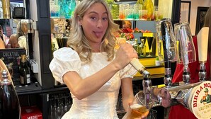 Henkilö kaataa hanasta lasiin juomaa, jonka etiketti on «Birra Moretta».