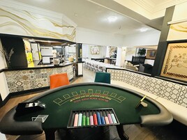 Lúxushús - gott aðgengi - einkabaðherbergi | Bar (á gististað)