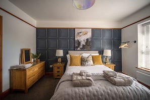 Luxury House, Accessible, Private Bathroom | Interior - Ynys Arms (Swansea)