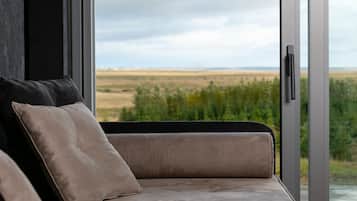 Panoramic-Suite, barrierefrei, Meerblick | Minibar, Zimmersafe, individuell dekoriert, Schreibtisch