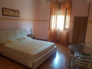 Dreibettzimmer, Gemeinschaftsbad | Zimmerausstattung