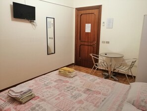 Chambre Double, 1 très grand lit, vue parc | Cuisine privée