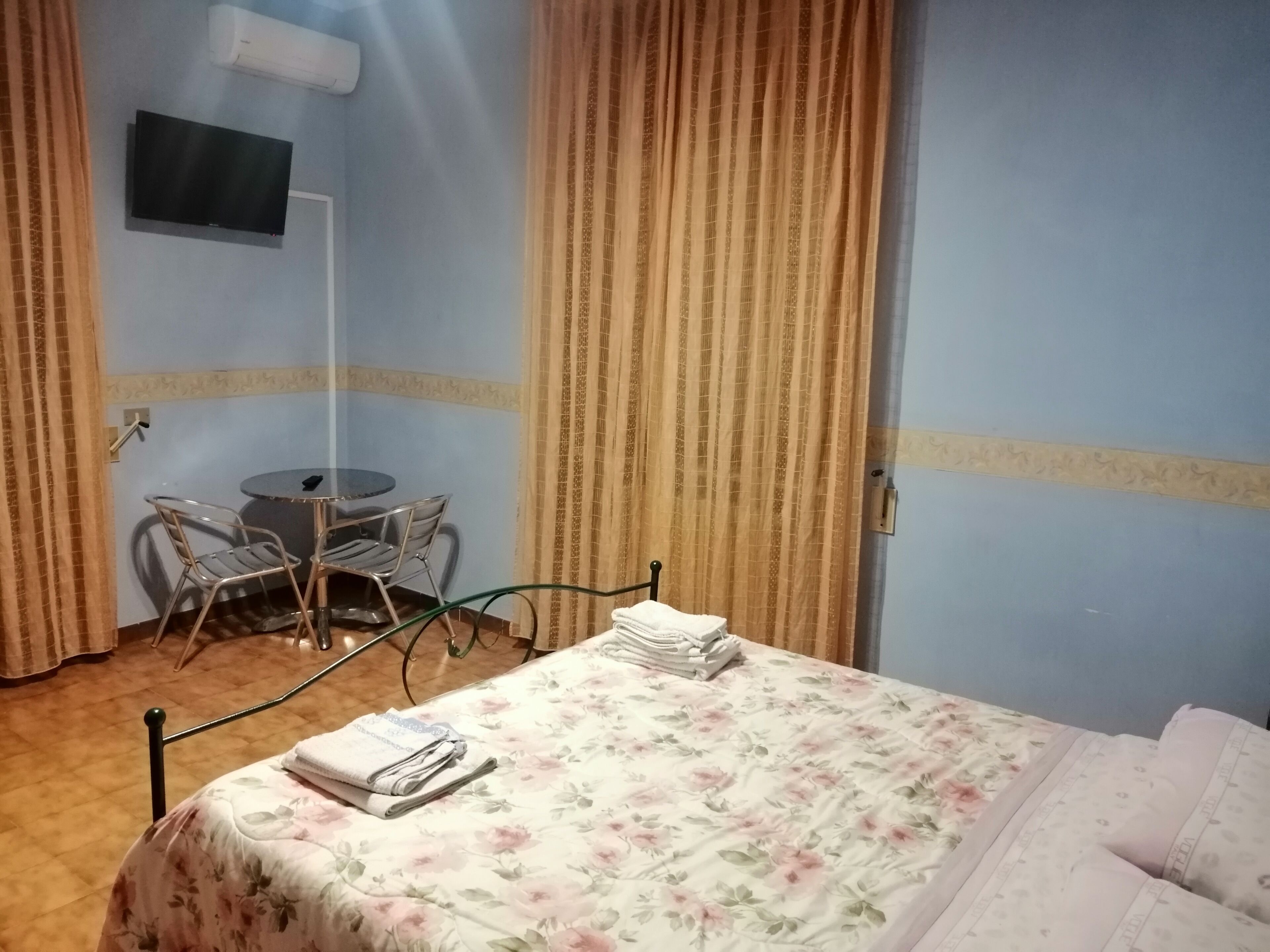 Chambre Double, salle de bains commune