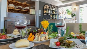 Phục vụ bữa sáng, bữa trưa và bữa tối 