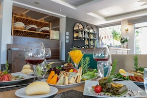 Café da manhã, almoço e jantar; culinária internacional