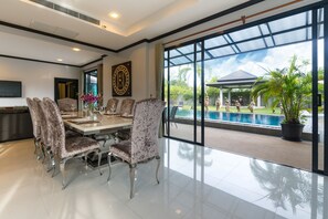 4-Bedroom Luxury Pool Villa  | In-room dining - Grand Villa Luxury Holidays Phuket (Choeng Thale)