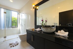 4-Bedroom Luxury Pool Villa  | Salle de bain | Baignoire profonde, douche cascade, articles de toilette (gratuits)