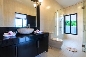4-Bedroom Luxury Pool Villa  | Bathroom | Deep-soaking bathtub, rainfall showerhead, free toiletries, hair dryer - Grand Villa Luxury Holidays Phuket (Choeng Thale)