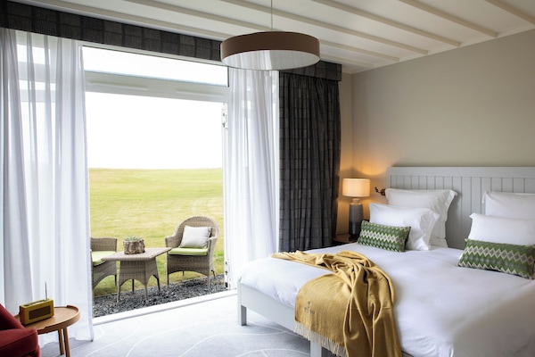 Lodges | Premium bedding, minibar, in-room safe, desk