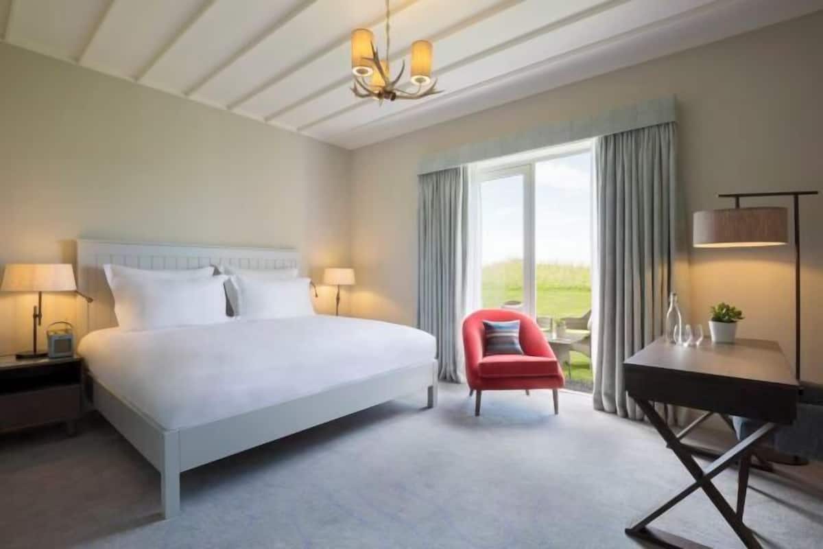 1 bedroom, premium bedding, minibar, in-room safe