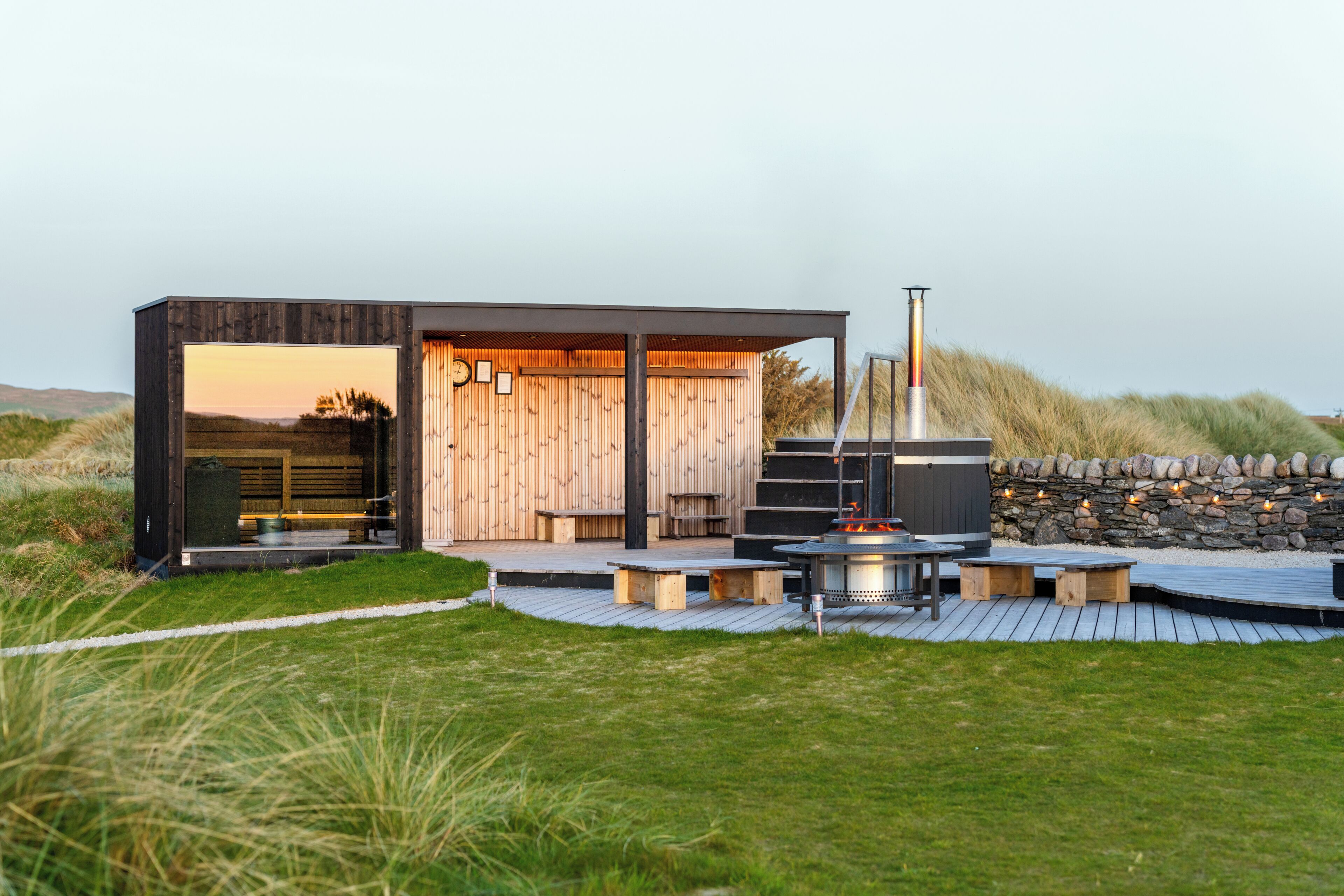 Outdoor spa tub