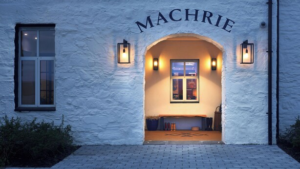 Un bâtiment sur lequel on peut lire l’inscription « THE MACHRIE » au-dessus d’une entrée en arc de cercle.