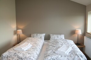 Een bureau, gratis wifi, beddengoed