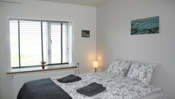 Een bureau, gratis wifi, beddengoed