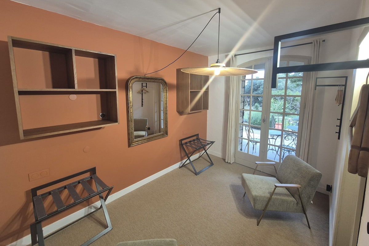 Junior Room | Living area | Ping pong, books