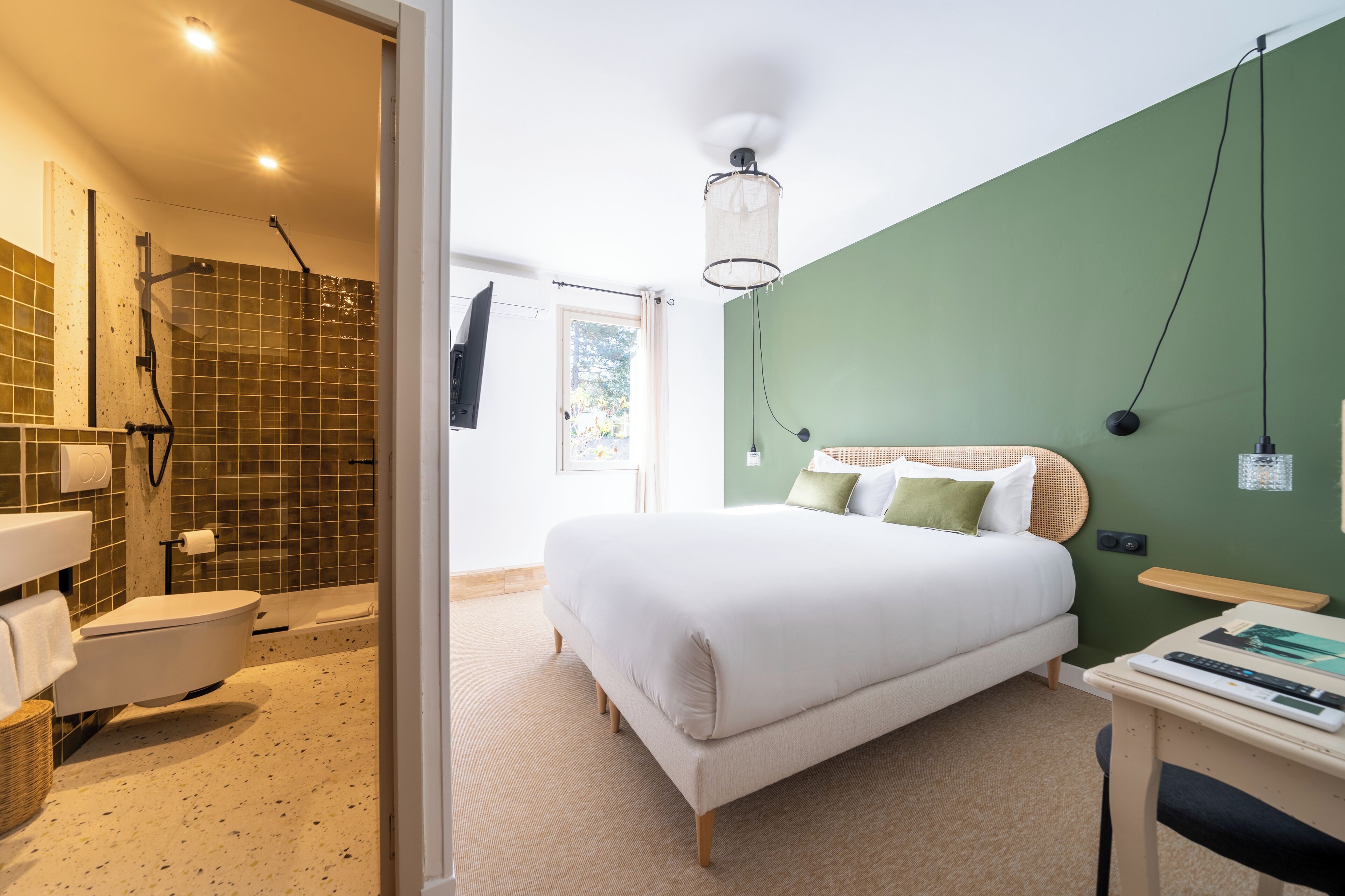 أغطية فراش متميزة وأسرّة بإسفنج يتكيف مع شكل الجسم ومكتب وستائر تعتيم