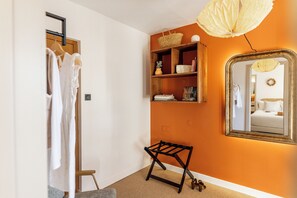 Junior Room | Premium bedding, memory-foam beds, desk, blackout curtains - La Garrigue (Venasque)
