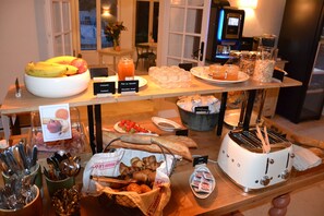 Se ofrece un desayuno bufé (16 EUR por persona)