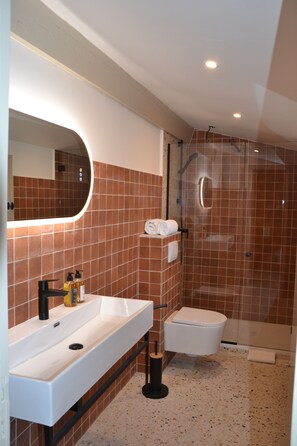 Chambre Double Supérieure, terrasse | Salle de bain | Douche, articles de toilette de luxe, sèche-cheveux, serviettes fournies