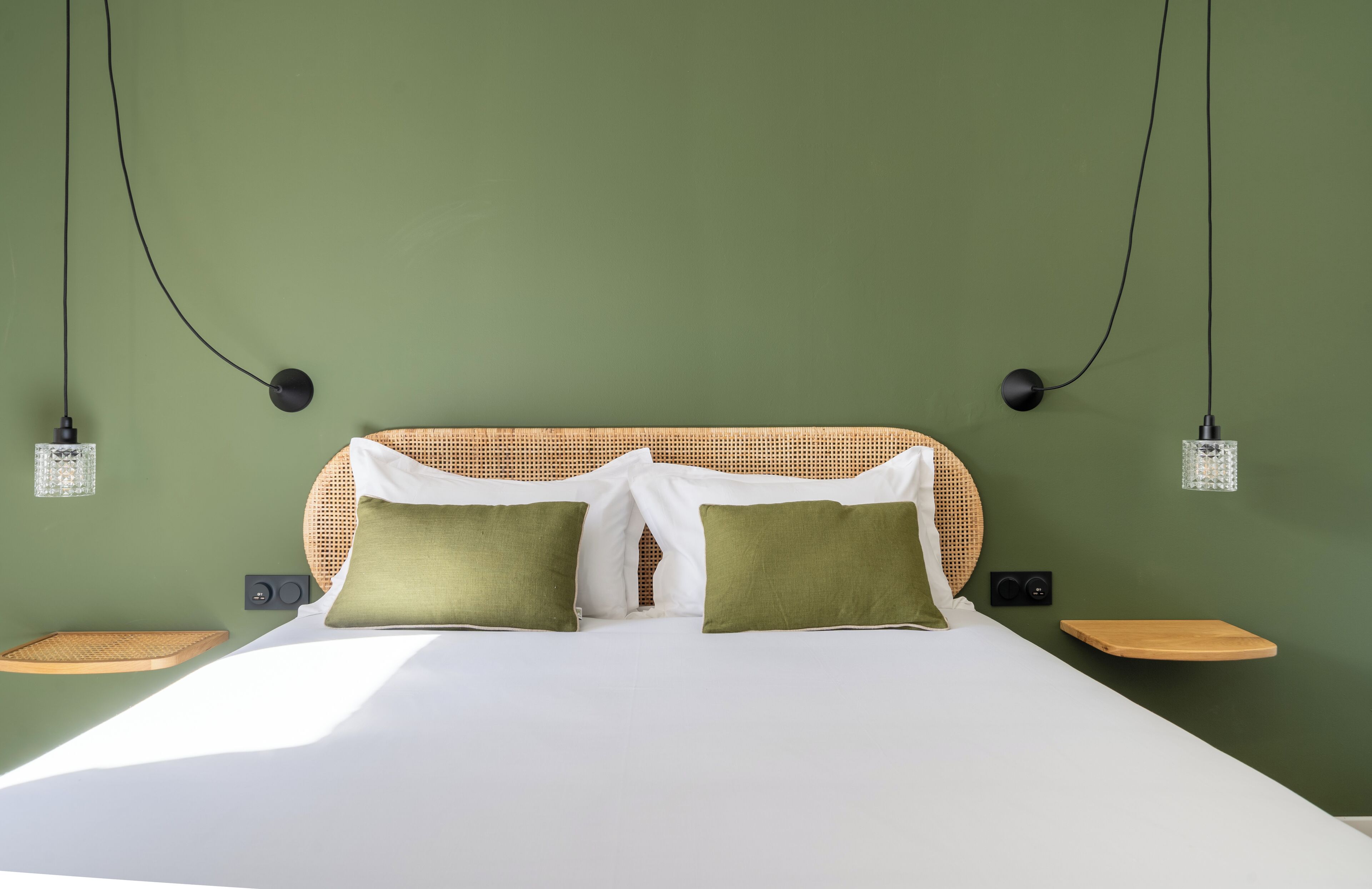 أغطية فراش متميزة وأسرّة بإسفنج يتكيف مع شكل الجسم ومكتب وستائر تعتيم