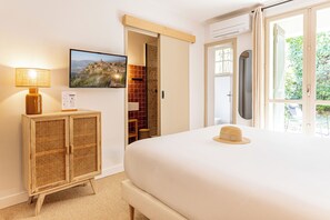 Chambre double, terrasse | Literie de qualité, lit avec matelas en mousse à mémoire, bureau