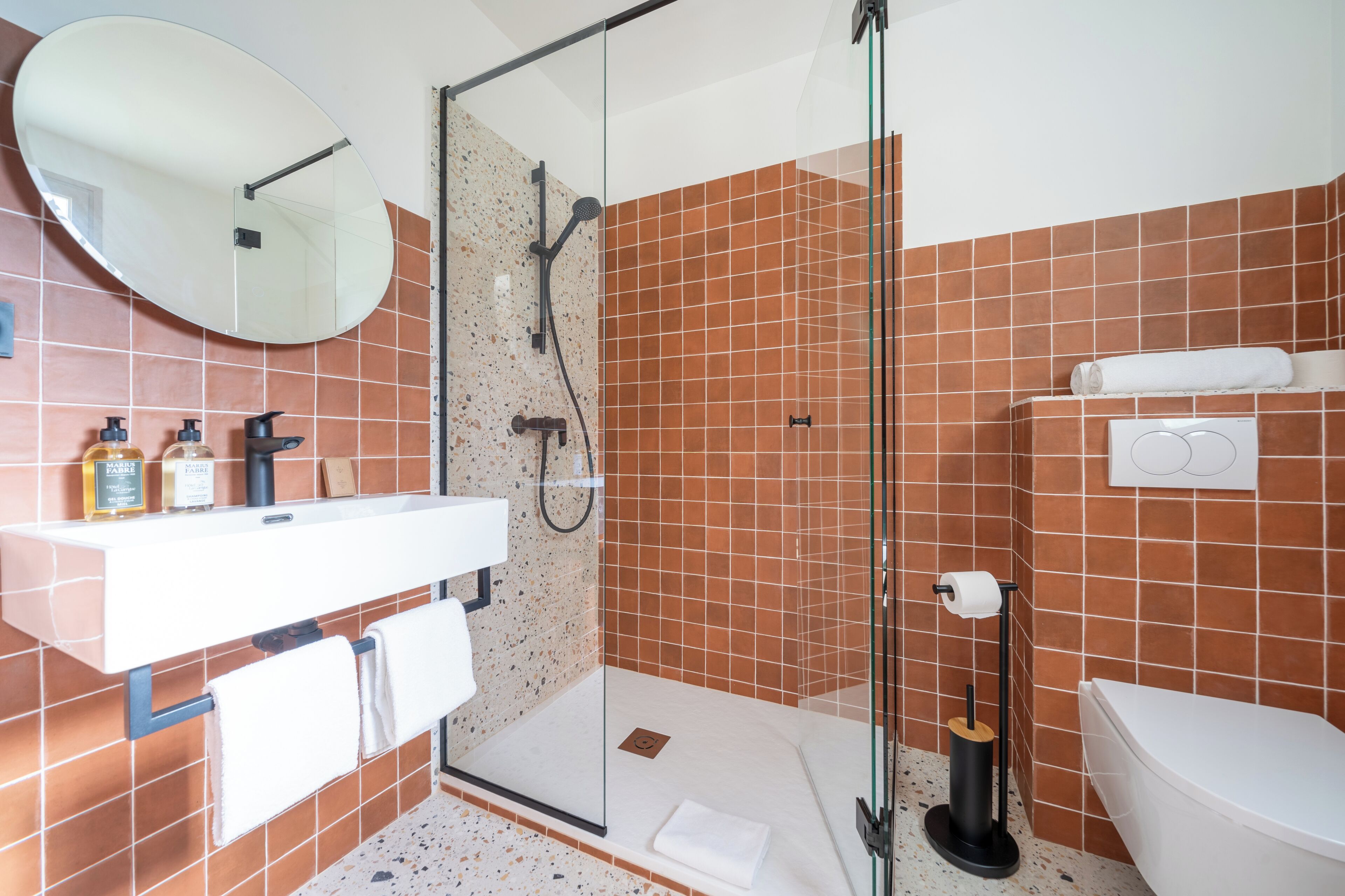 أغطية فراش متميزة وأسرّة بإسفنج يتكيف مع شكل الجسم ومكتب وستائر تعتيم