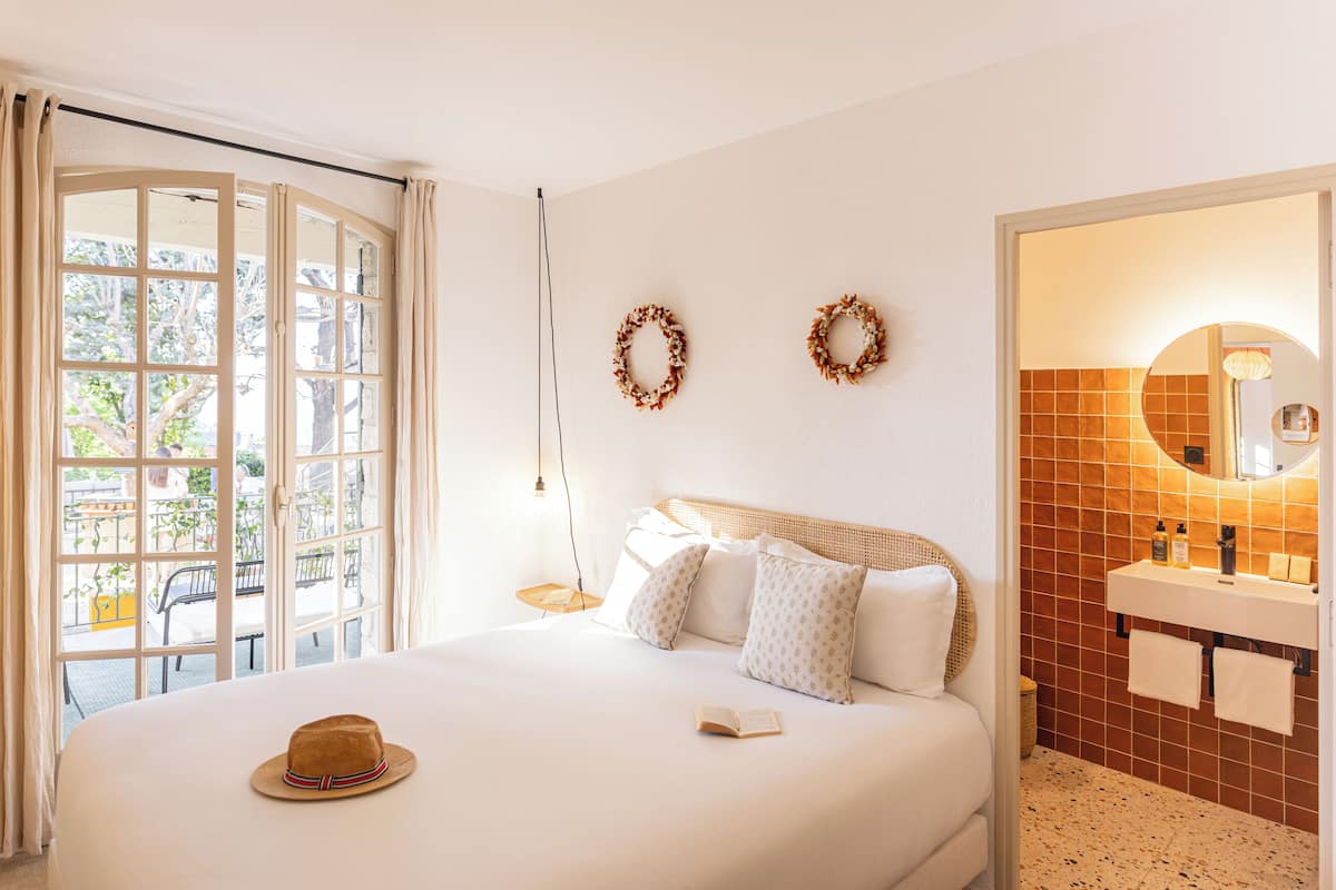 Junior Room | Premium bedding, memory foam beds, desk, blackout drapes