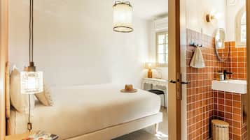 Chambre Simple Classique | Literie de qualité supérieure, matelas mémoire de forme, bureau