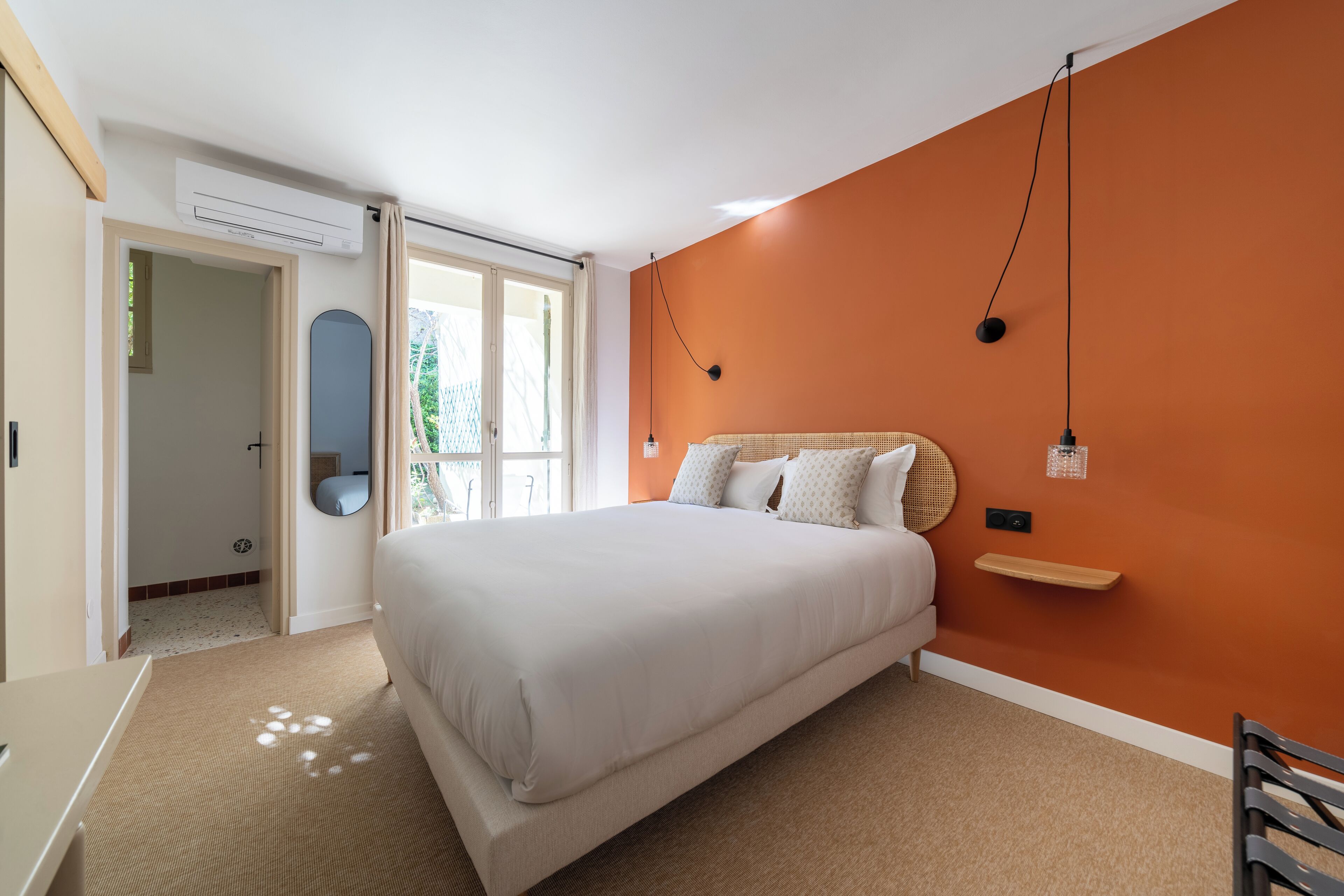 أغطية فراش متميزة وأسرّة بإسفنج يتكيف مع شكل الجسم ومكتب وستائر تعتيم