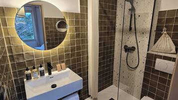 Kamar Double Standar | Kamar mandi | Shower, perlengkapan mandi desainer, pengering rambut, dan handuk