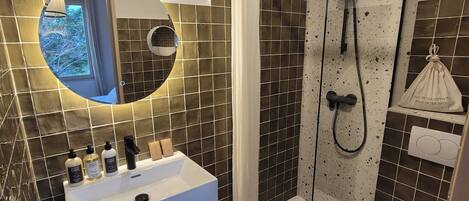 Habitació doble estàndard | Bany | Dutxa, articles de tocador de disseny i assecador de cabells