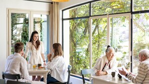 A room with large windows, a dining table, and chairs. - La Garrigue (Venasque)
