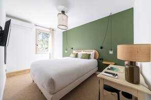 أغطية فراش متميزة وأسرّة بإسفنج يتكيف مع شكل الجسم ومكتب وستائر تعتيم