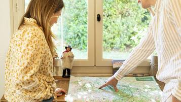 Una persona señalando un mapa sobre una mesa.