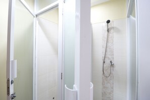 Shower, free toiletries, towels