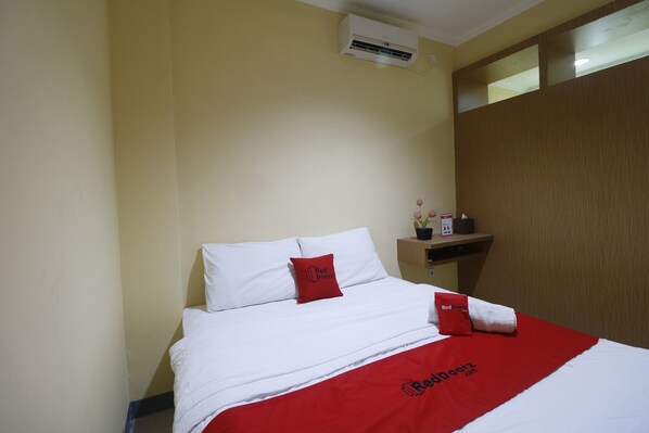 Desk, free WiFi, bed sheets - RedDoorz near ITC Cempaka Mas (Jakarta)