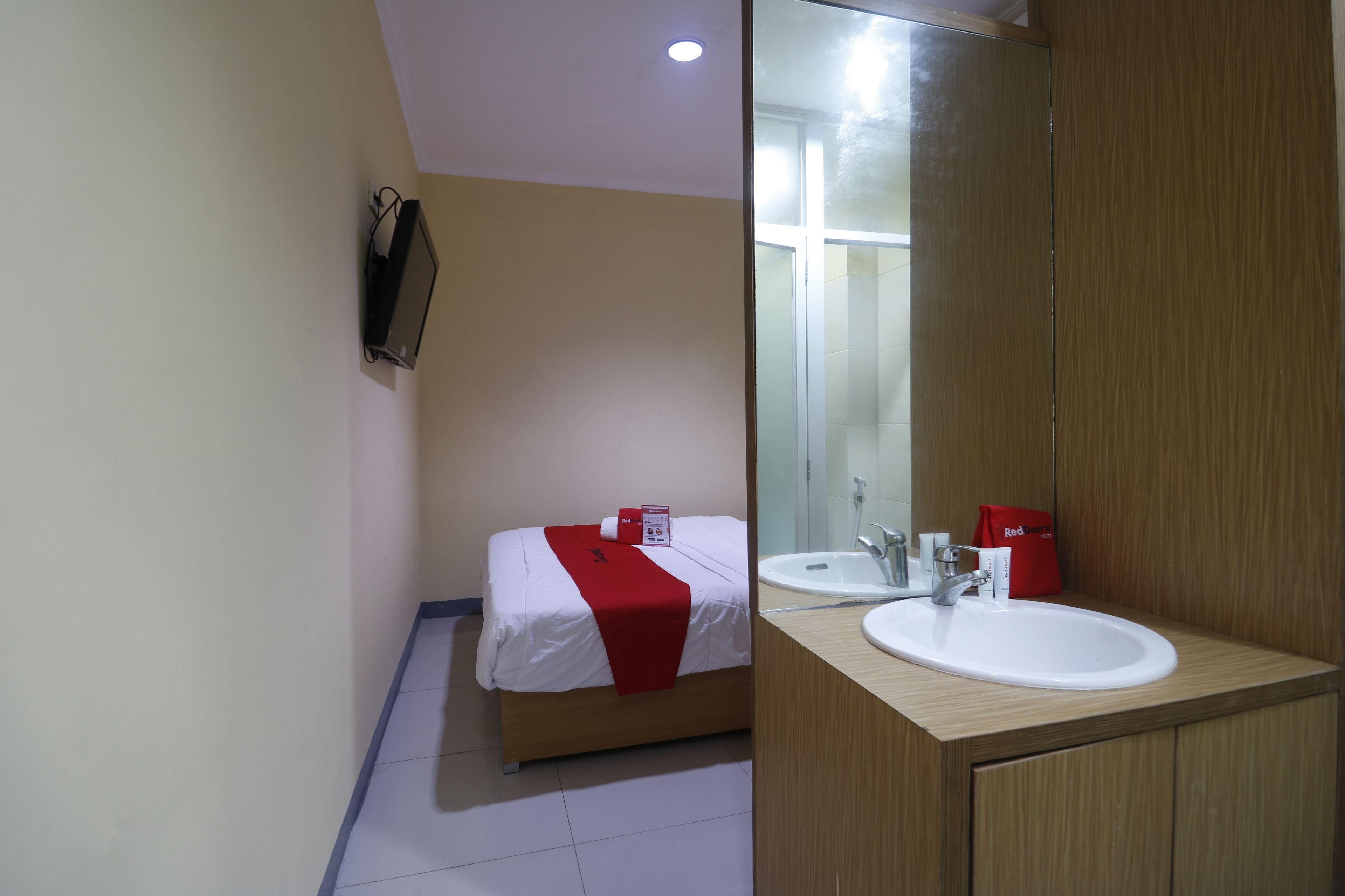 Foto - RedDoorz near ITC Cempaka Mas