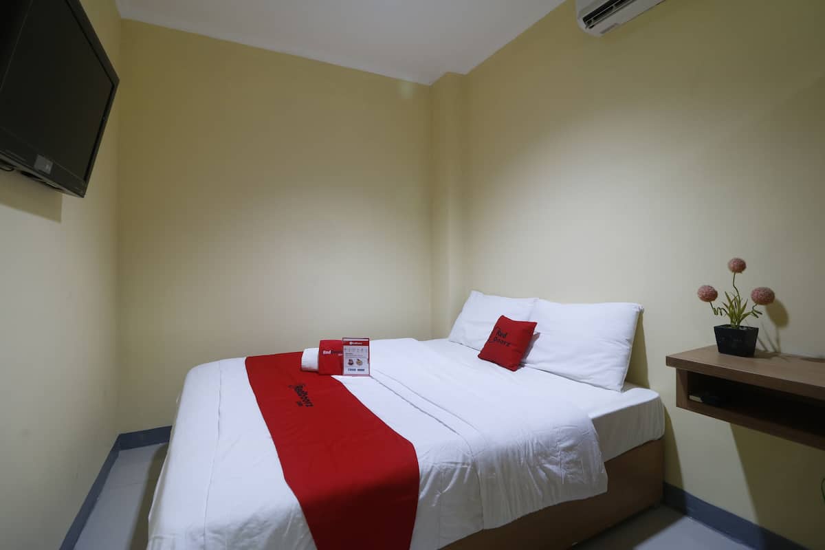 Escritorio, wifi gratis y ropa de cama 