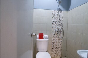 Quarto casal | Banheiro | Chuveiro, produtos de toalete grátis, toalhas de banho