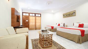 Family Room | Desk, free WiFi, bed sheets