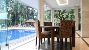 Hồ bơi ngoài trời 